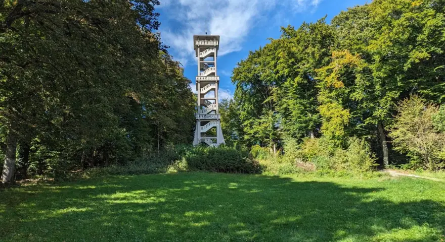 Der Aussichtsturm Ebersberg ragt majestätisch zwischen grünen Bäumen empor. Eine Wendeltreppe führt zur Spitze, von wo aus man eine herrliche Aussicht genießen kann.
