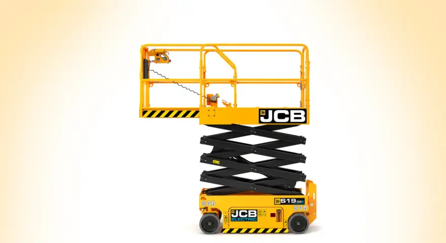 Żółty podnośnik nożycowy JCB z platformą roboczą. Sprawdź, jaka jest wynajem podnosnika cena dla tego elektrycznego modelu.