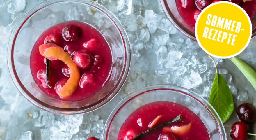 Erfrischende Kaltschale mit Kirschen, Vanille und Orangenzeste. Ein tolles Rezept für heiße Sommertage.