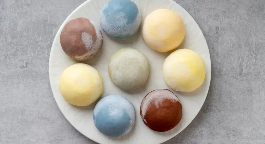 Kolorowe mochi, popularny składnik potraw japońskich, ułożone na talerzu.