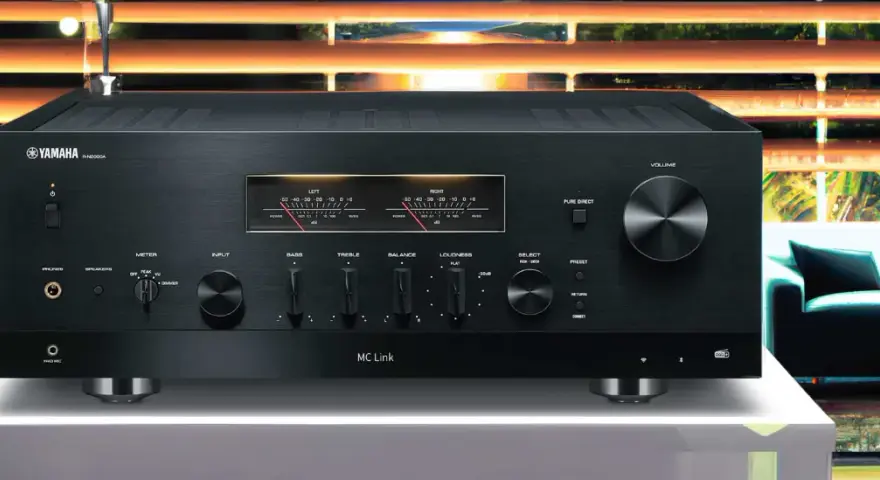 Test Yamaha R-N2000A: elegancki wzmacniacz z analogowymi wskaźnikami VU i pokrętłami do regulacji dźwięku.