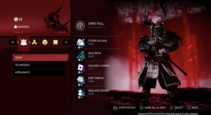 Menú de equipo de un samurái en Ghost of Tsushima. Se aprecian su katana, arco y un amuleto, listos para los duelos.
