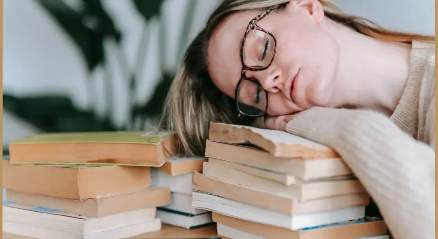 Zmęczona studentka zasnęła na stosie książek, zastanawiając się, psychoza co to.