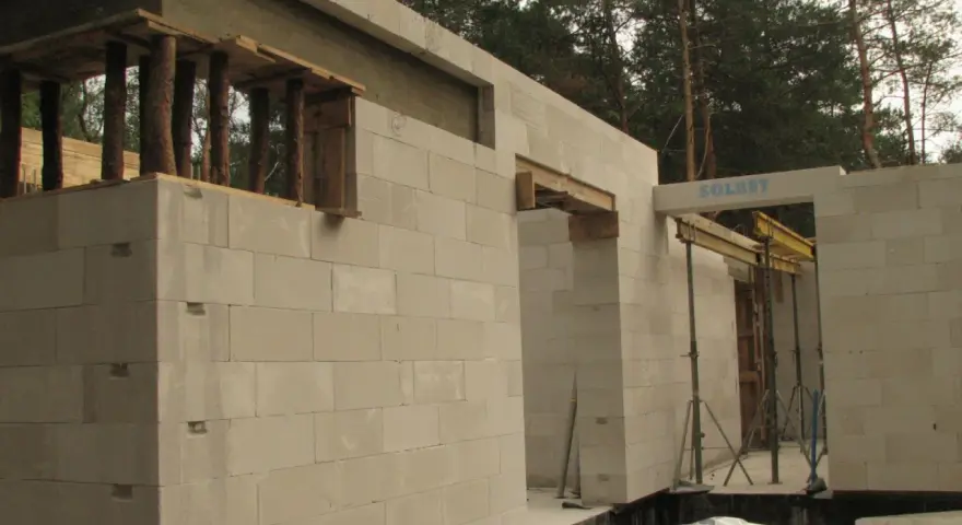 Budowa domu z bloczków betonowych. Widoczny maksymalny otwór bez nadproża, przygotowany do montażu okna lub drzwi.
