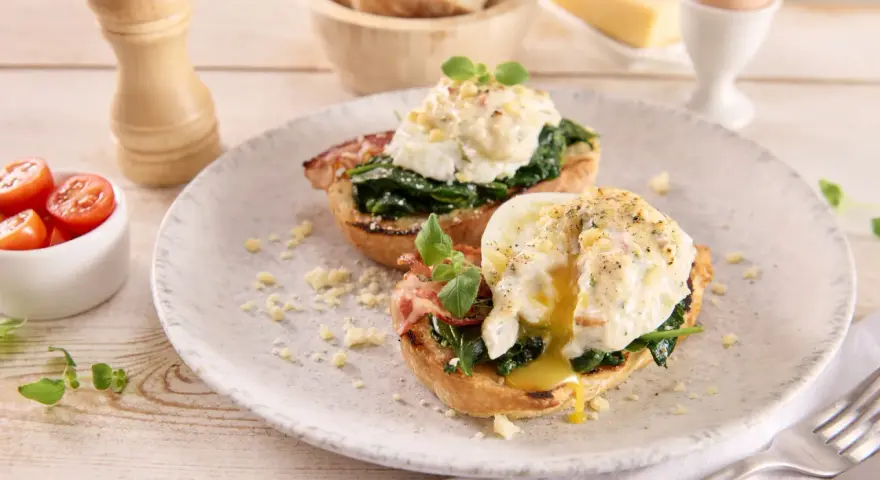 Dwa pyszne jajka po florencku na grzankach ze szpinakiem i bekonem, polane sosem. Idealne na brunch!