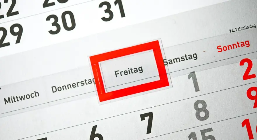 Kalenderblatt mit markiertem Freitag. Die Planung für die **Winterferien 2026** beginnt!