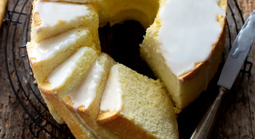 Delizioso chiffon cake al limone glassato, pronto per essere gustato.