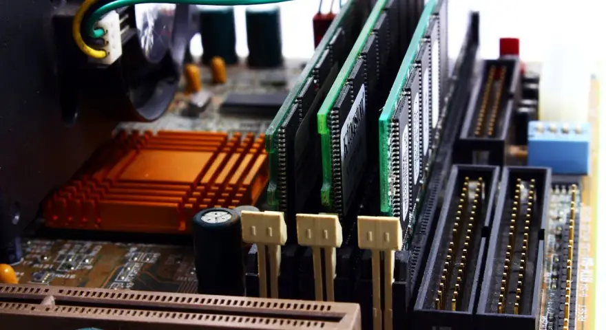 Pamięć RAM na płycie głównej. Zobacz, jak sprawdzić RAM DDR3 czy DDR4 po złączach i kolorze.