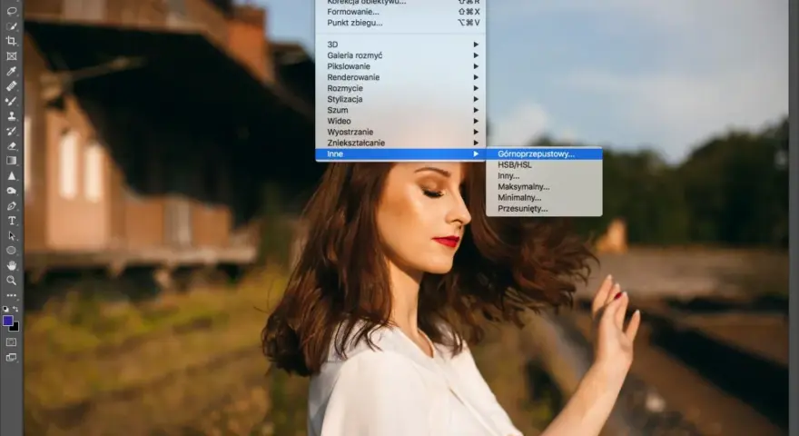 W Photoshopie, w menu Filtr, pod "Inne" znajduje się opcja "Górnoprzepustowy". Dane EXIF są ukryte.