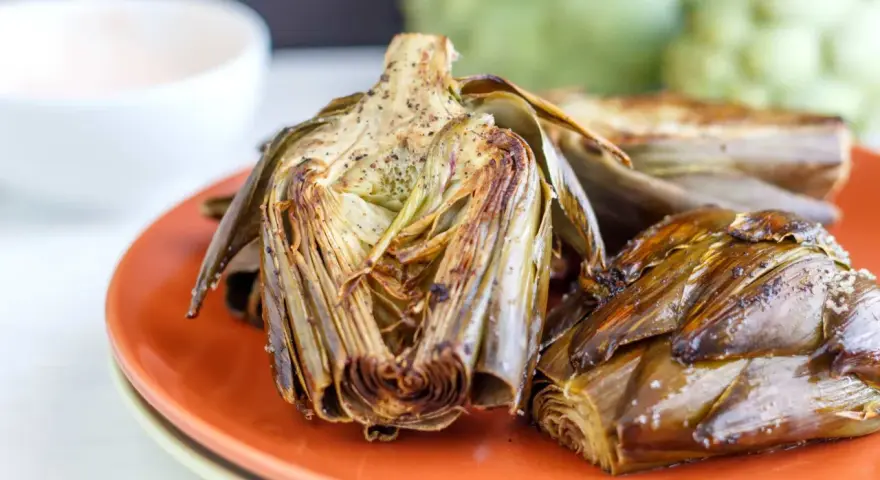 Alcachofas al horno, doradas y tiernas, listas para disfrutar. Un plato sencillo y delicioso.