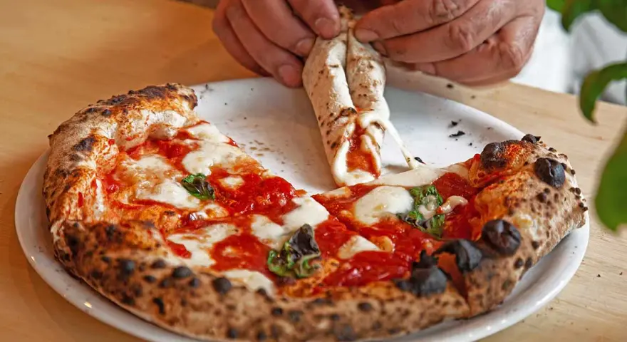 Jak jeść pizzę we Włoszech? Uniknij gaf i jedz jak miejscowy!