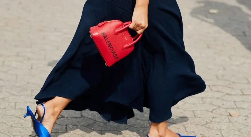 Eleganckie, granatowe buty z satyny i czerwona torebka Balenciaga. Idealne do granatowej sukienki.