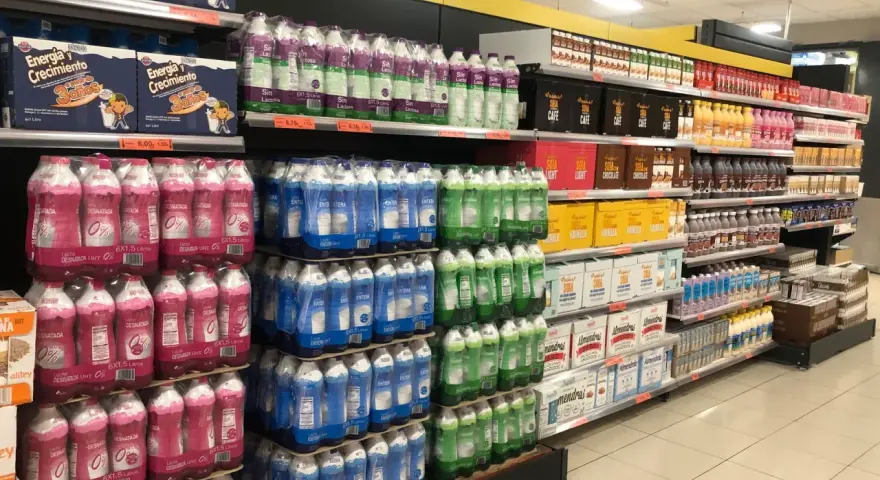 Estanterías llenas de leche desnatada y entera, incluyendo leche a2 mercadona. Variedad de formatos y marcas.