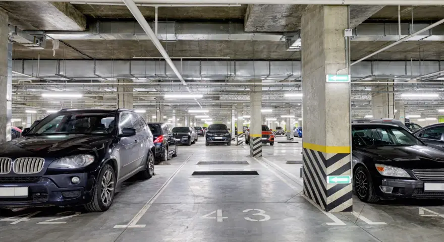 Podziemne parkingi w blokach, jak ten z autami elektrycznymi, są bezpieczne dla samochodów elektrycznych w 2026.