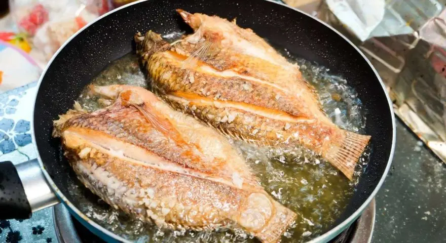 Jak upiec mrożoną rybę bez rozmrażania? Soczysta w 30 min!