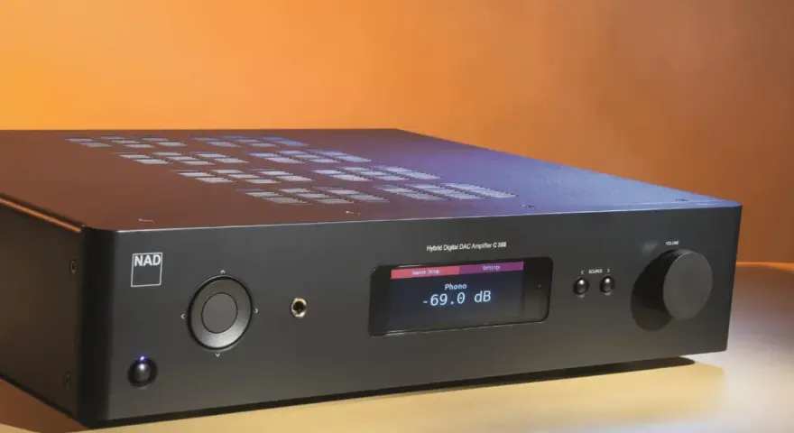 Wzmacniacz NAD C368 w teście. Elegancki, czarny sprzęt audio z wyświetlaczem pokazującym poziom głośności Phono -69.0 dB.