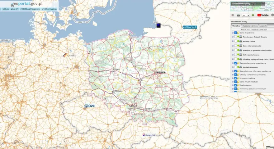 Mapa Polski z zaznaczonymi miastami i drogami. Widoczna warstwa "Ewidencja gruntów i budynków" z numerem ewidencyjnym.