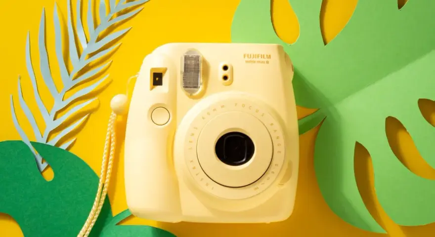 Żółty polaroid Fujifilm Instax Mini 8, idealny do natychmiastowych zdjęć. Co to jest polaroid? To aparat, który tworzy wspomnienia od ręki!