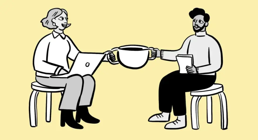 Dos personas sentadas, una con laptop y otra con papeles, comparten una taza de café. Podría ser una reunión para revisar la cuenta contable anticipo acreedores.