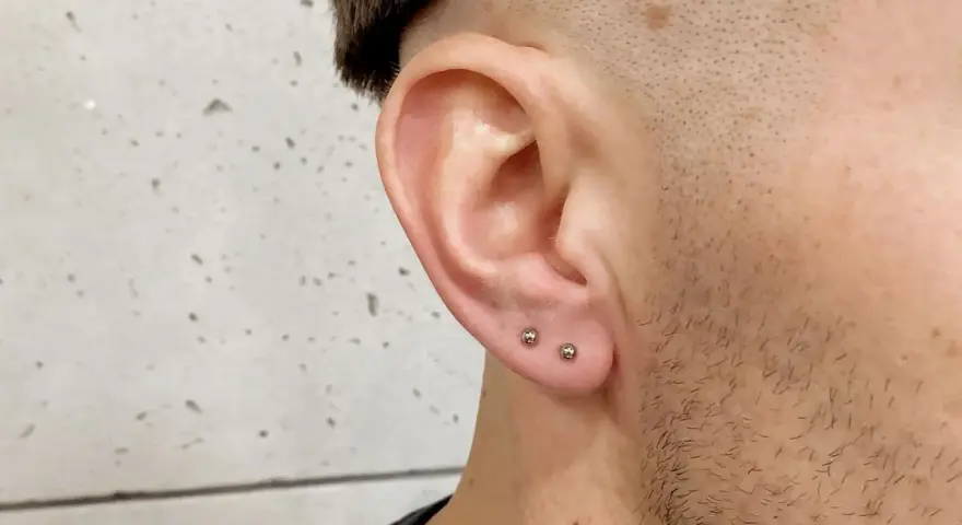 Dwa kolczyki w dolnej części ucha, idealnie pasujące do stylu. Ile goi się upper lobe?