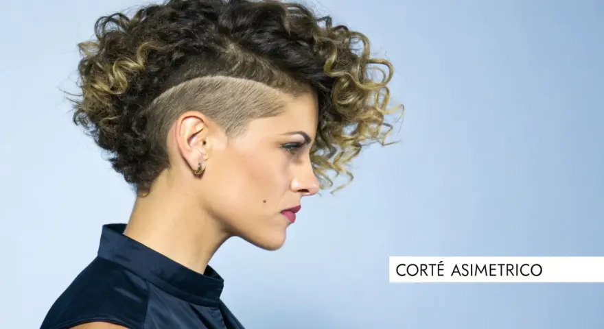 Mujer con pelo corto rizado y rapado asimétrico, luciendo un estilo audaz y moderno.