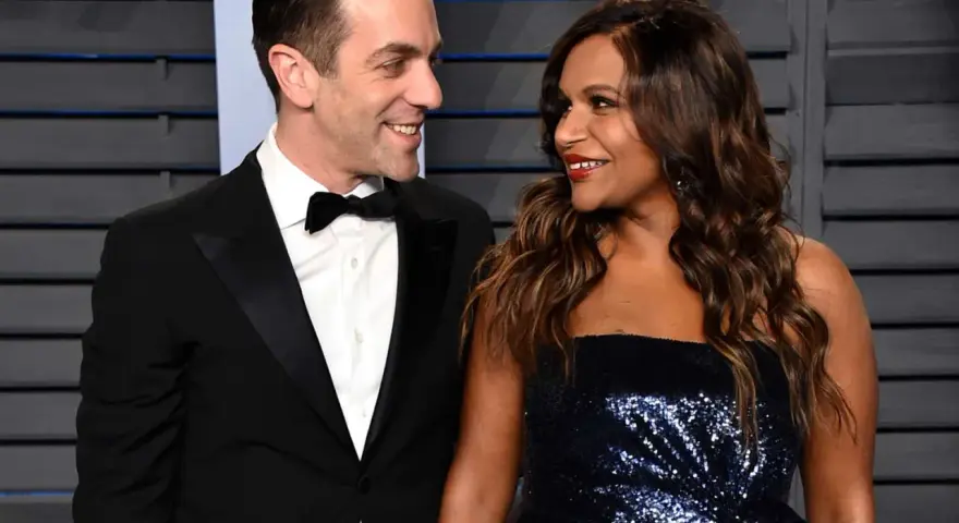 Mindy Kaling e BJ Novak, co-protagonisti di film e programmi TV, sorridono l'uno all'altra.
