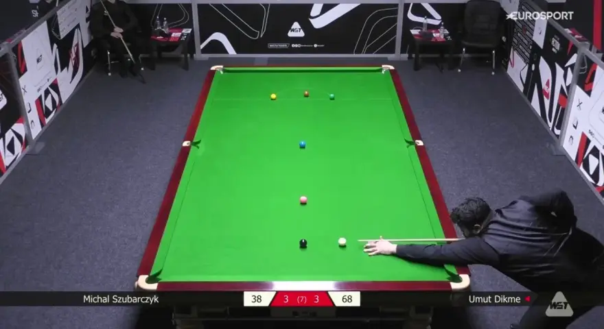 Gracz Umut Dikme celuje do bili podczas meczu snookera British Open. Wynik 38-68.