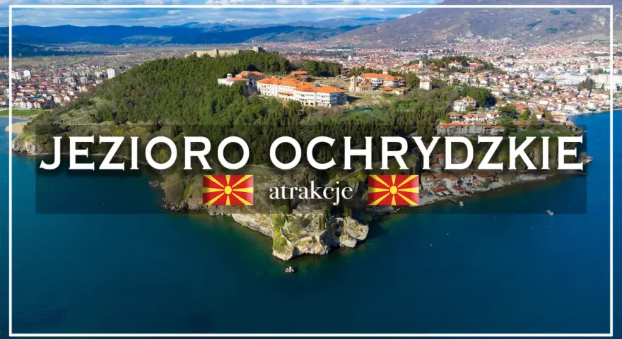 Widok na Jezioro Ochrydzkie z górami w tle, miastem na wzgórzu i twierdzą.