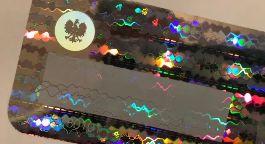 Holograficzna naklejka z orłem, jak usunąć naklejkę z szyby? Zobacz, jak łatwo pozbyć się trudnych zabrudzeń.