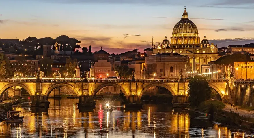 Zachód słońca nad Rzymem, z bazyliką św. Piotra i Ponte Sant'Angelo. Czy lecąc do Rzymu potrzebny jest paszport? Tak, jeśli podróżujesz spoza strefy Schengen.