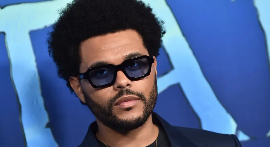 The Weeknd w okularach, z afro i zarostem, na niebieskim tle. Pośpiesz się jutro, bo to jego premiera!