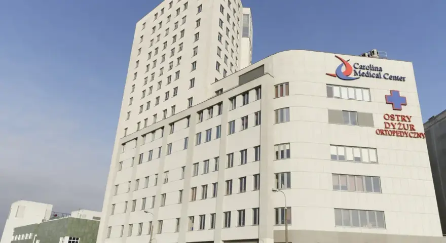 Nowoczesny budynek Carolina Medical Center z napisem "Ostry Dyżur Ortopedyczny".