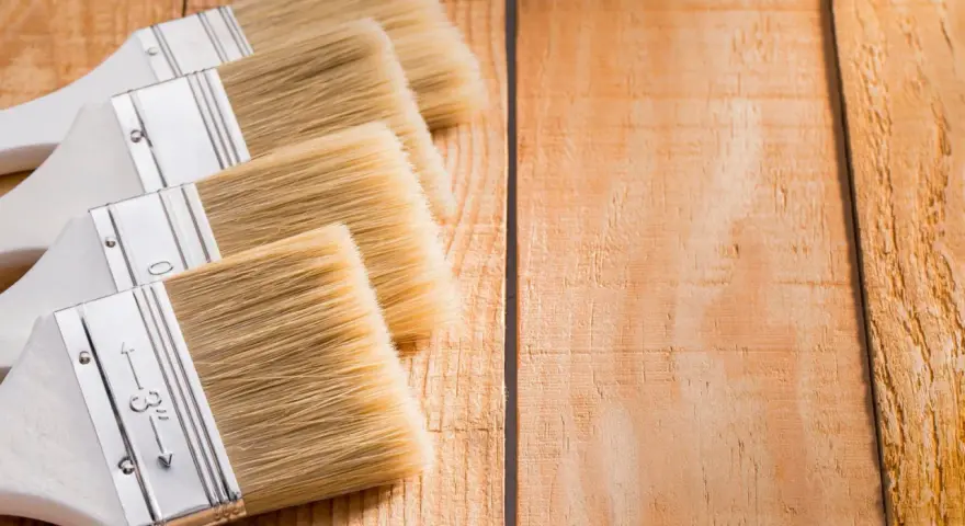 Brochas listas para barnizar madera. El acabado perfecto para tus proyectos.