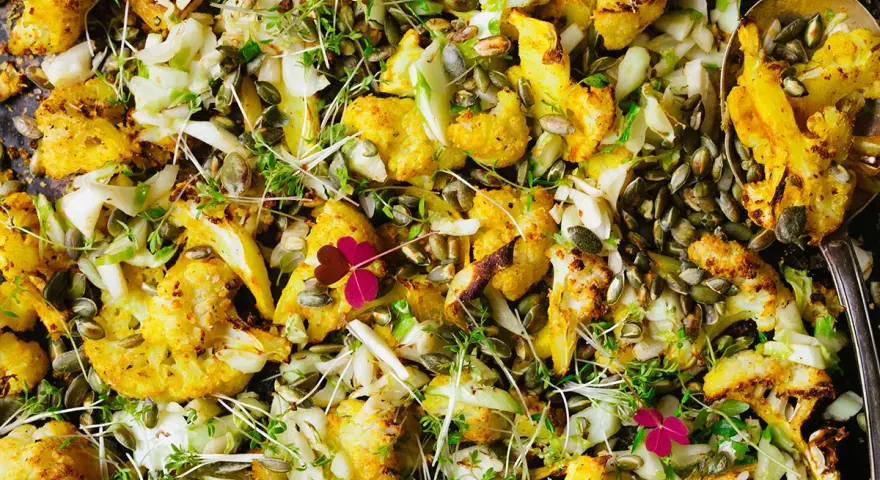 Ugnsrostad blomkål med pumpafrön och örter, en god rätt för att bli av med inflammation i kroppen.
