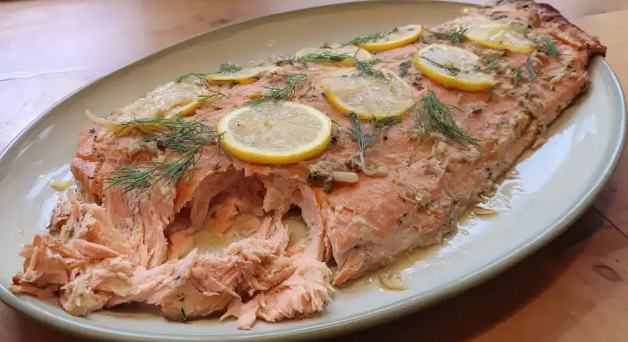 Saftig lax i ugn, toppad med citronskivor och färsk dill. Perfekt för en härlig middag.