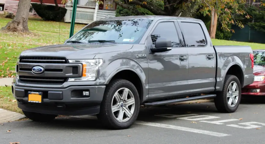 Szary Ford F-150 Sport stoi zaparkowany na ulicy, gotowy na jesienne przygody.