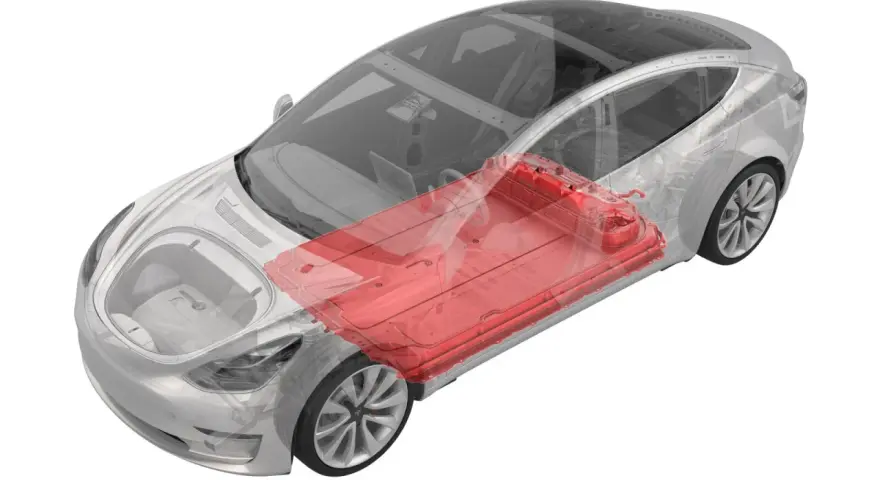 Przekrój Tesli Model 3 z widoczną czerwoną baterią pod podłogą.