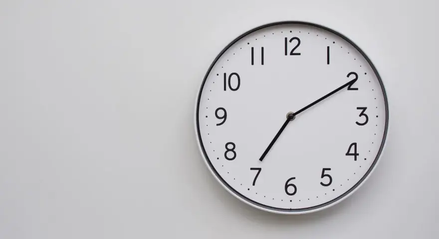 Biały zegar ścienny pokazuje 07:33. Czas płynie, a znaczenie 0330 może być kluczem do czegoś ważnego.
