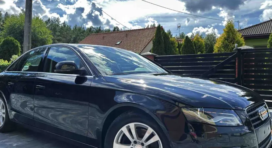 Czarne Audi A4 B8 2.0 TDI lśni w słońcu. Zastanawiasz się, ile oleju do Audi A4 B8 2.0 TDI potrzebujesz?