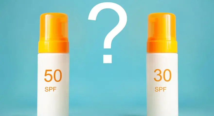 Dwie butelki kremu z filtrem: SPF 50 i SPF 30. Który wybrać? Sprawdź, spf co to znaczy i jak chronić skórę.