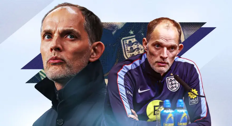 Thomas Tuchel, con su mirada intensa, parece reflexionar sobre la seleccion de Inglaterra. Viste una chaqueta oscura y un chándal con el escudo inglés.