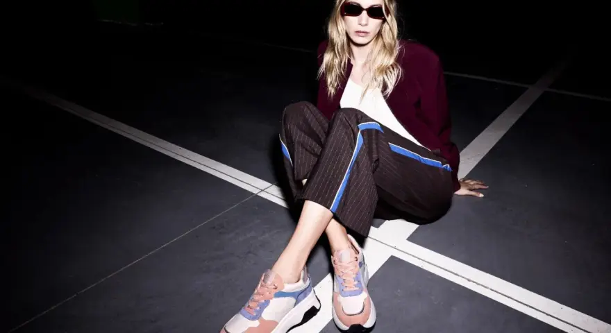 Moda audace: vestiti eleganti con scarpe da ginnastica colorate, per un look urbano e chic.