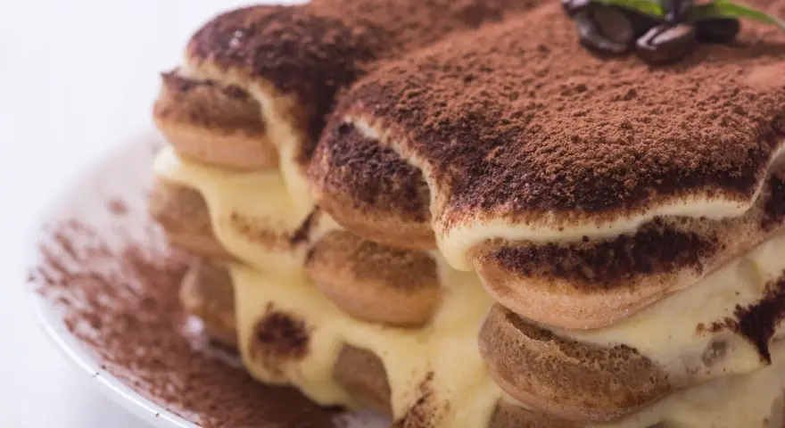 Pyszne tiramisu z kremem i kakao. Idealne biszkopty do tiramisu to podstawa tego klasycznego deseru.