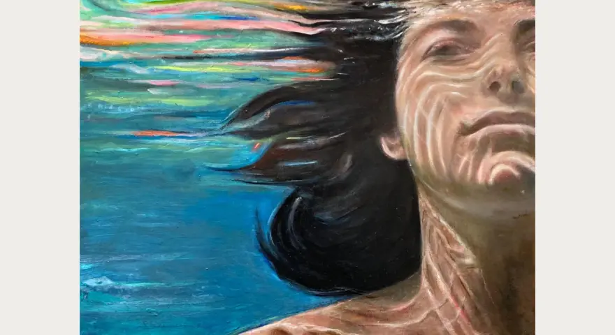 Visage d'une personne sous l'eau, cheveux noirs flottant, dans un fond marin aquarelle aux couleurs vives.