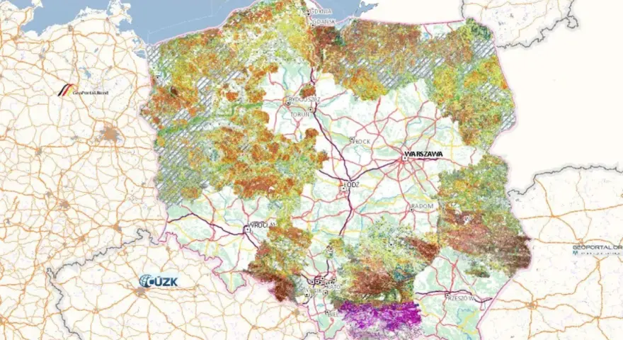 Mapa Polski z danymi z geoportal.gov.pl. Widoczne miasta: Warszawa, Wrocław, Gdańsk. Kolorowe plamy wskazują różne typy pokrycia terenu.