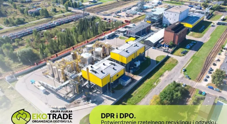 Przemysłowy kompleks z żółtymi budynkami i zbiornikami. Potwierdzenie rzetelnego recyklingu i odzysku, czyli dpr co to jest, wyjaśnione przez Ekotrade.