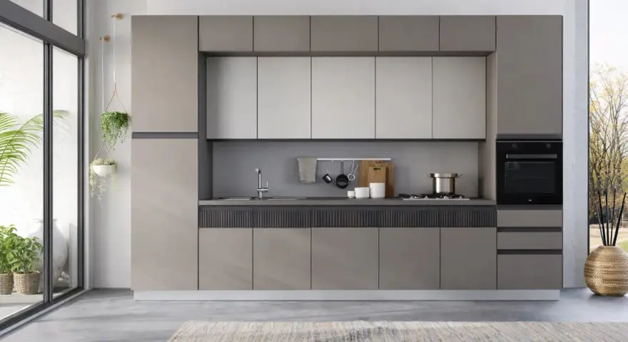 Cucina zen con mobili lineari, piano in quarzo, elettrodomestici integrati e piante che creano un'atmosfera rilassante.