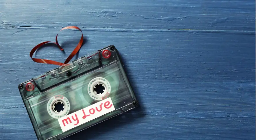 Taśma magnetofonowa uformowana w serce, z napisem "my Love" na etykiecie. Jedna z najbardziej poszukiwanych kaset magnetofonowych.