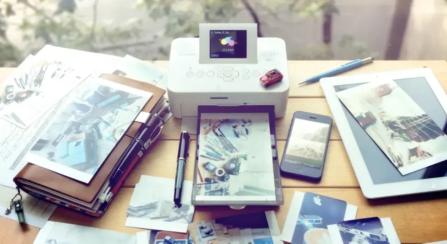 Drukarka Canon Selphy drukuje zdjęcia na papierze fotograficznym. Idealny papier fotograficzny do drukarki atramentowej znajdziesz w zestawie z drukarką.