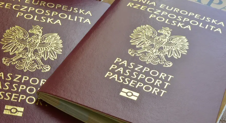 Dwa polskie paszporty z godłem orła. Dokumenty te należą do najsilniejszych paszportów na świecie, otwierając drzwi do wielu krajów.